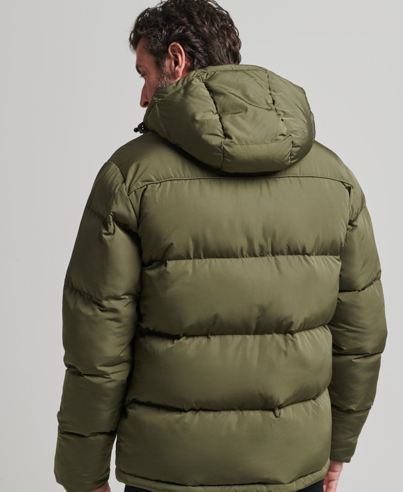casaco puffer curto na cor cáqui lavado.