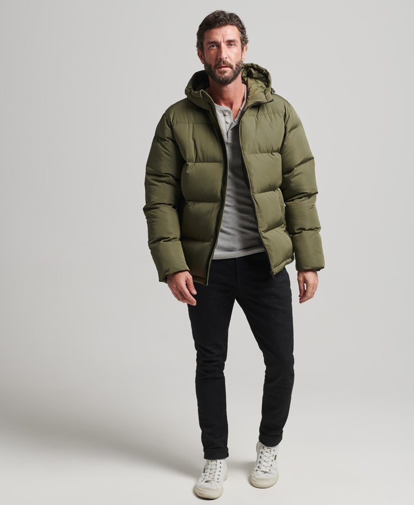 casaco puffer curto na cor cáqui lavado.