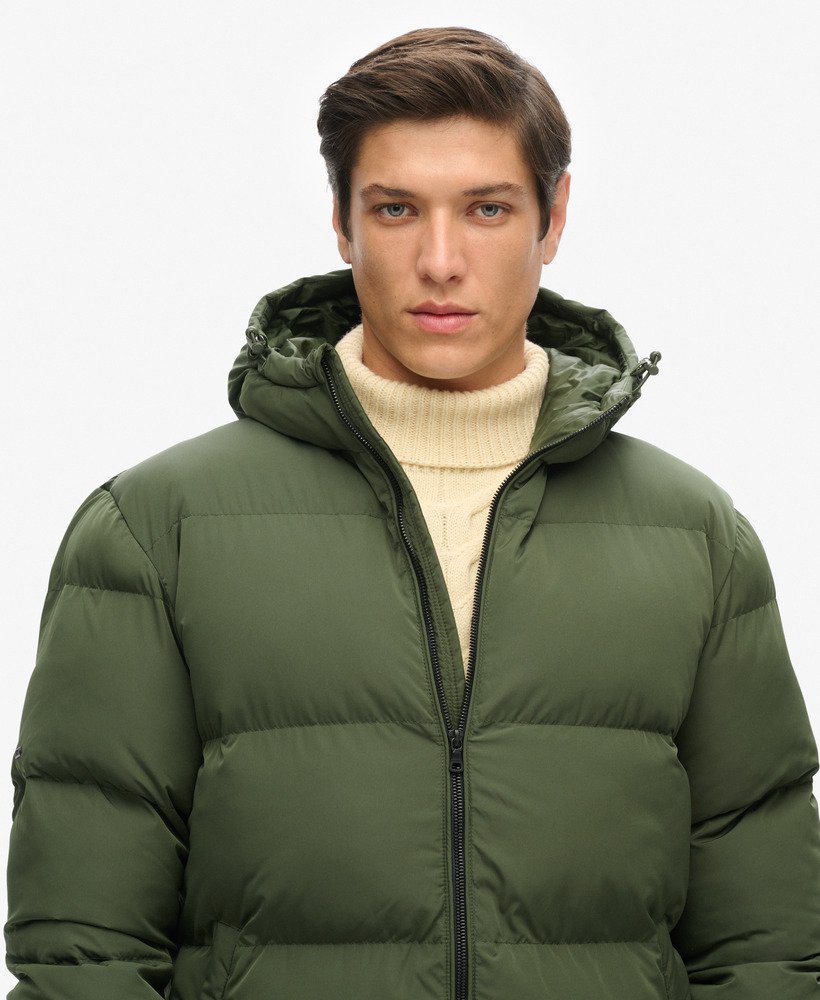 casaco puffer extra longo em bolsa de lona