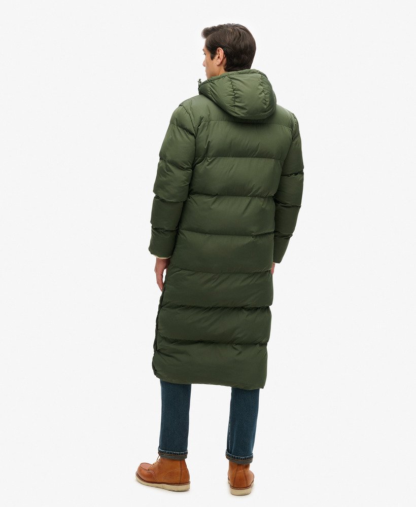 casaco puffer extra longo em bolsa de lona