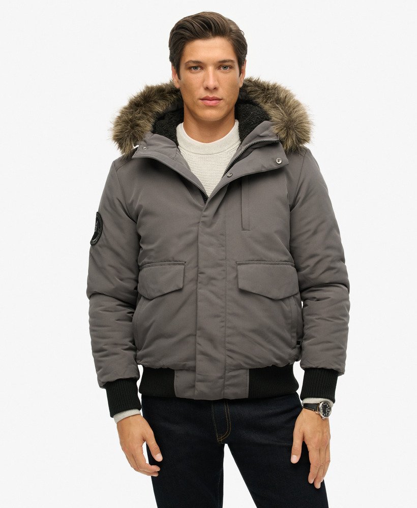 jaqueta bomber everest na cor carvão.