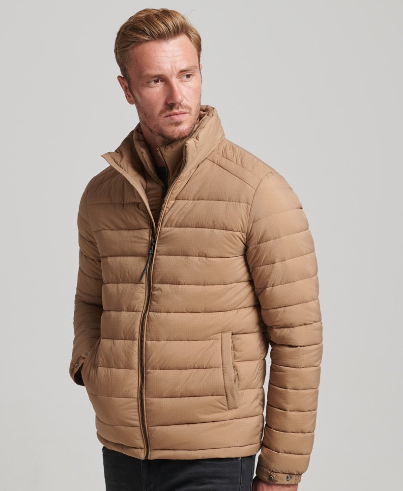 casaco puffer curto e leve na cor woodsmoke.