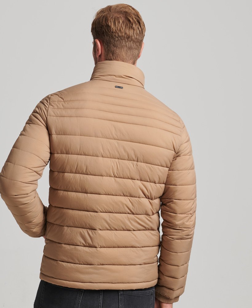 casaco puffer curto e leve na cor woodsmoke.