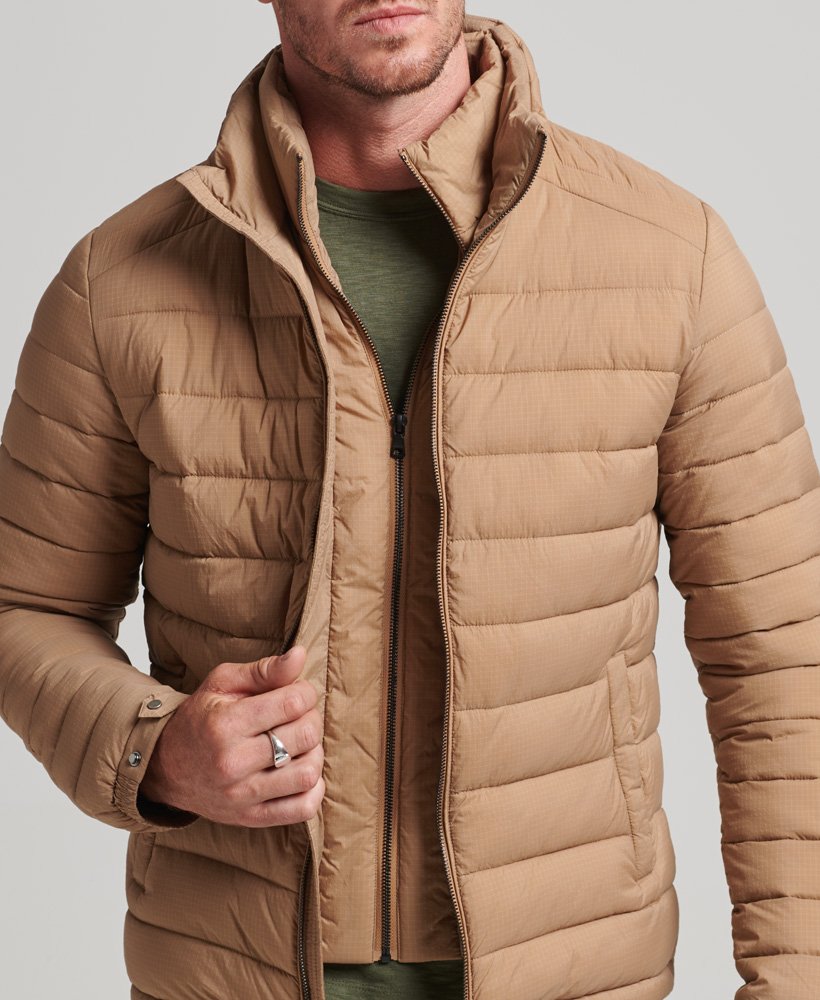 casaco puffer curto e leve na cor woodsmoke.