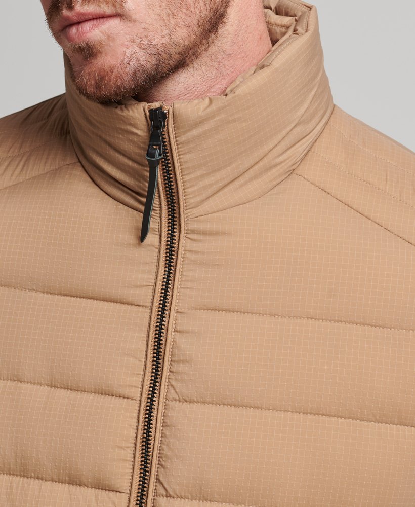 casaco puffer curto e leve na cor woodsmoke.