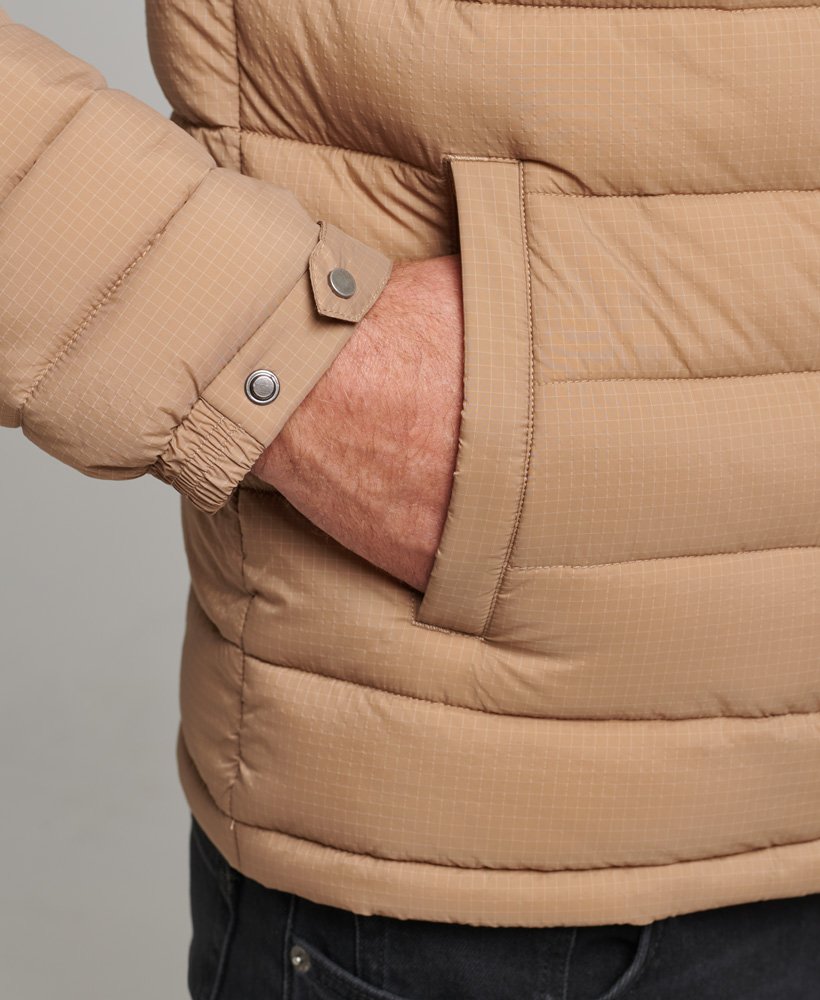 casaco puffer curto e leve na cor woodsmoke.