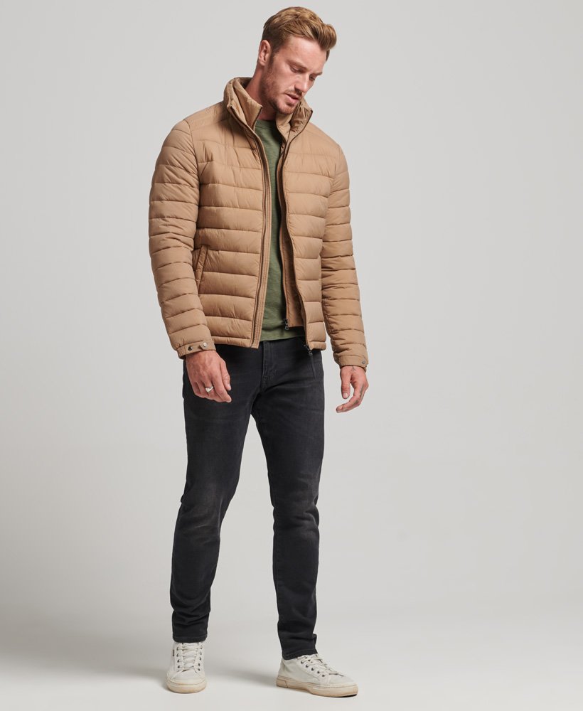 casaco puffer curto e leve na cor woodsmoke.