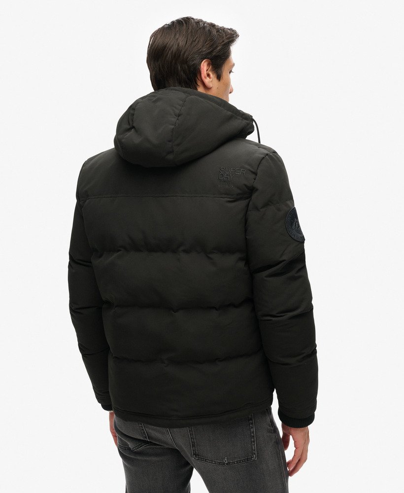 jaqueta puffer com capuz everest na cor preto jato