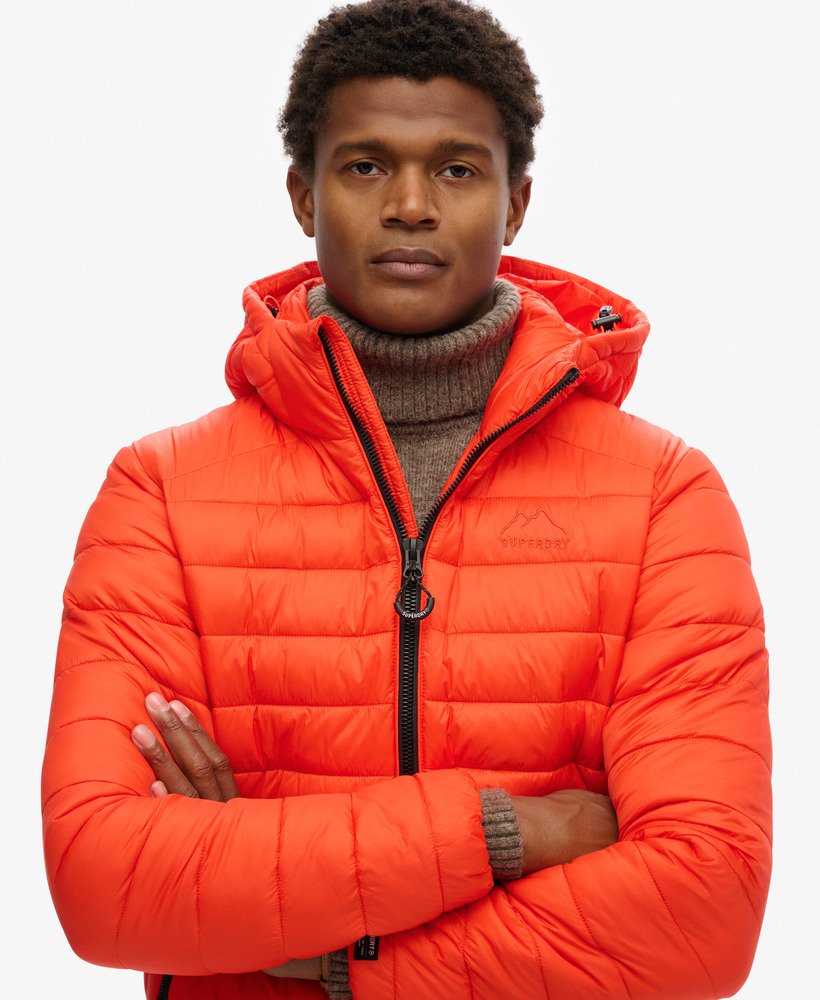 jaqueta acolchoada com capuz fuji sport na cor laranja vibrante.