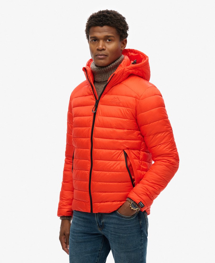 jaqueta acolchoada com capuz fuji sport na cor laranja vibrante.