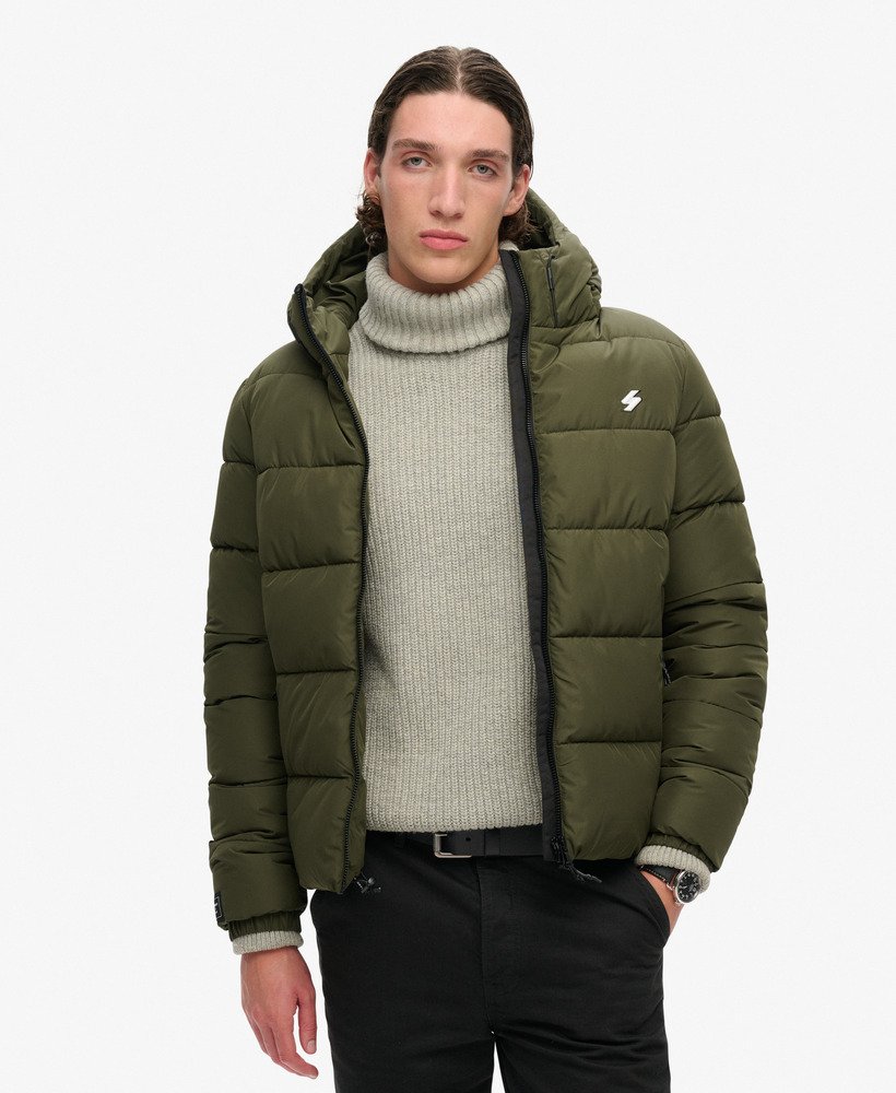 jaqueta esportiva puffer com capuz na cor verde musgo escuro.