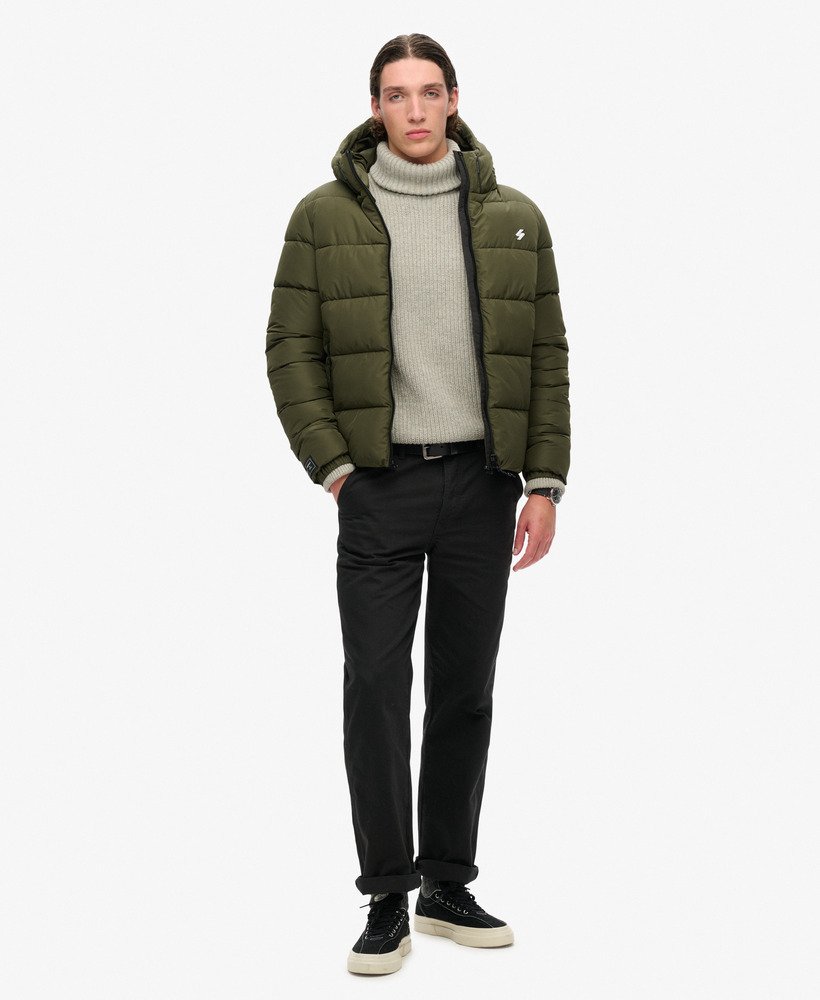 jaqueta esportiva puffer com capuz na cor verde musgo escuro.