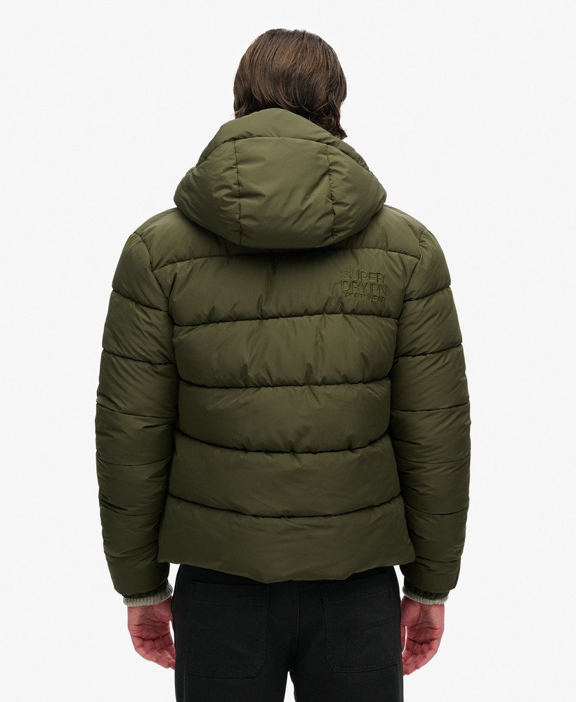 jaqueta esportiva puffer com capuz na cor verde musgo escuro.