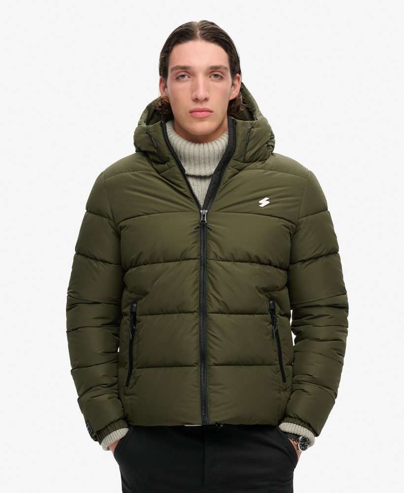 jaqueta esportiva puffer com capuz na cor verde musgo escuro.