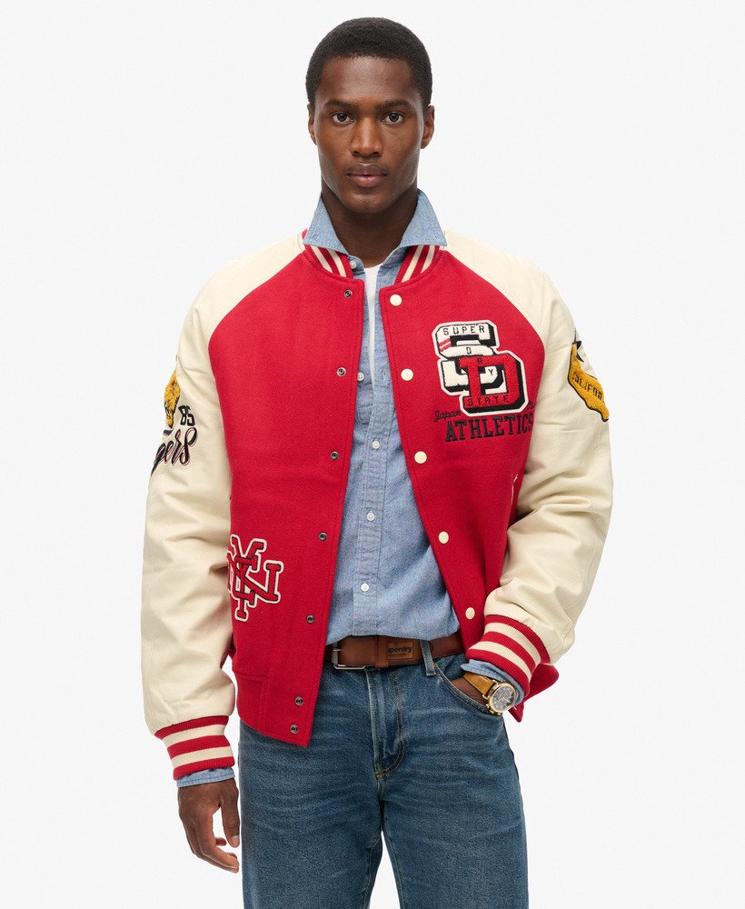 jaqueta bomber universitária com patches na cor vermelho universitÁrio