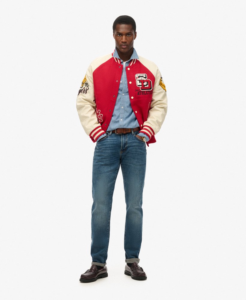 jaqueta bomber universitária com patches na cor vermelho universitÁrio