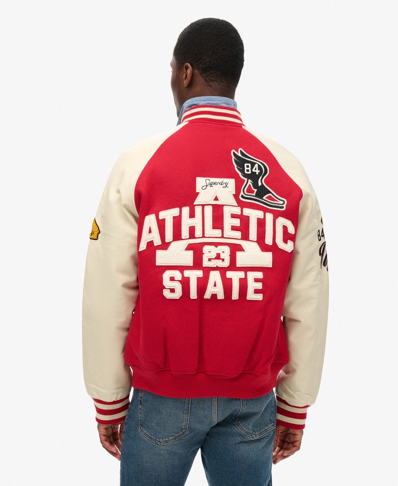 jaqueta bomber universitária com patches na cor vermelho universitÁrio