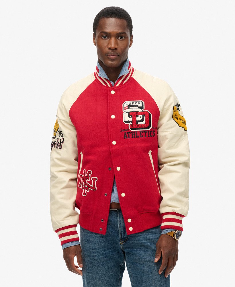 jaqueta bomber universitária com patches na cor vermelho universitÁrio
