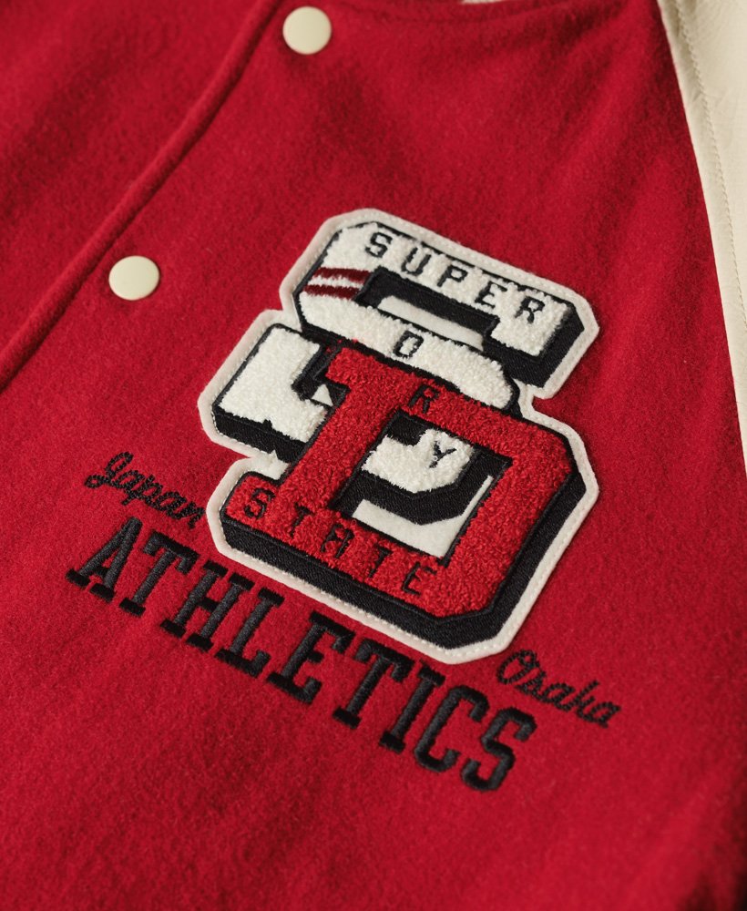 jaqueta bomber universitária com patches na cor vermelho universitÁrio