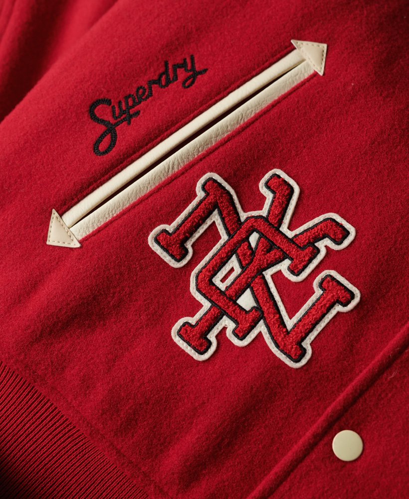 jaqueta bomber universitária com patches na cor vermelho universitÁrio