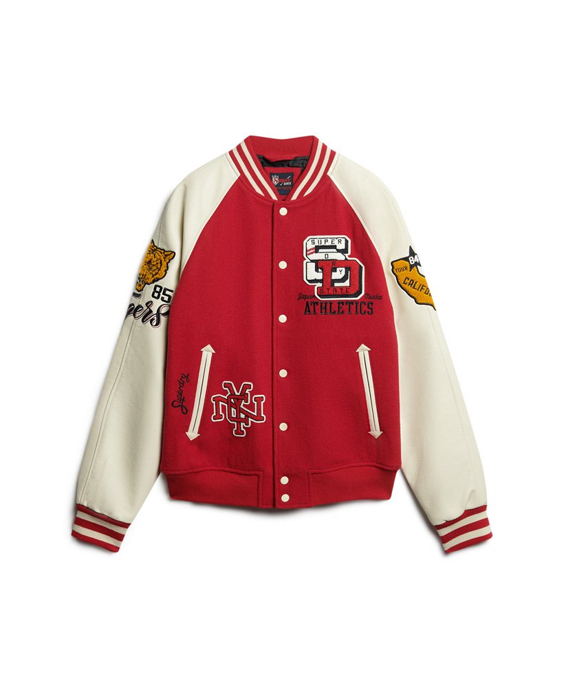 jaqueta bomber universitária com patches na cor vermelho universitÁrio