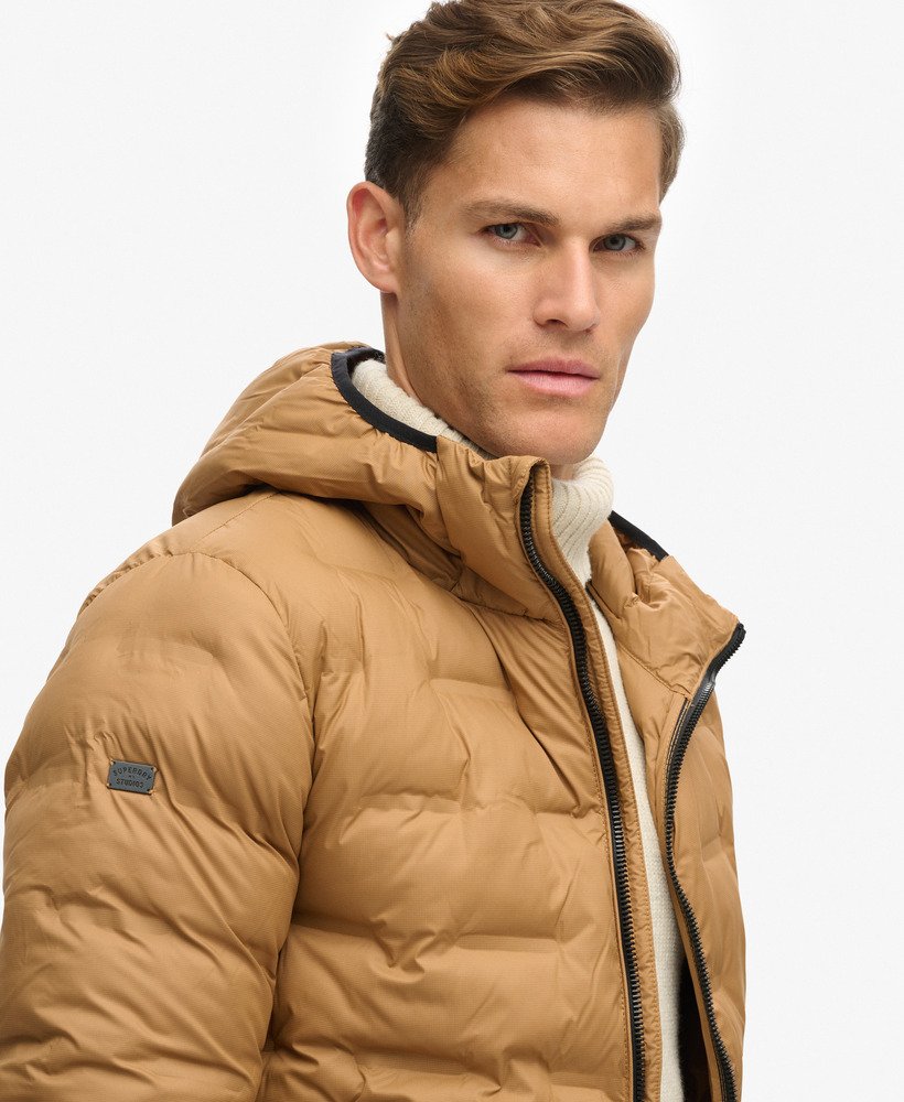 jaqueta puffer curta acolchoada na cor marrom tabaco escuro