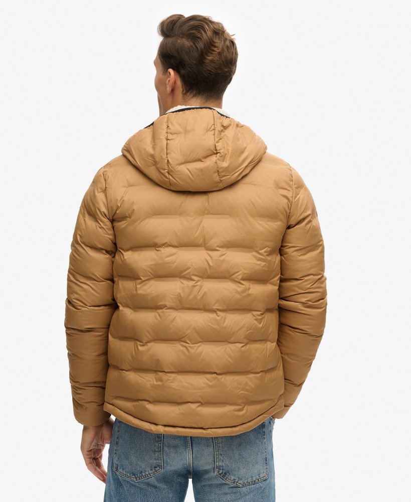 jaqueta puffer curta acolchoada na cor marrom tabaco escuro