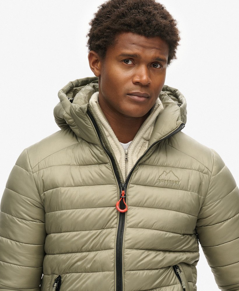 jaqueta acolchoada com capuz fuji sport na cor verde cáqui claro.