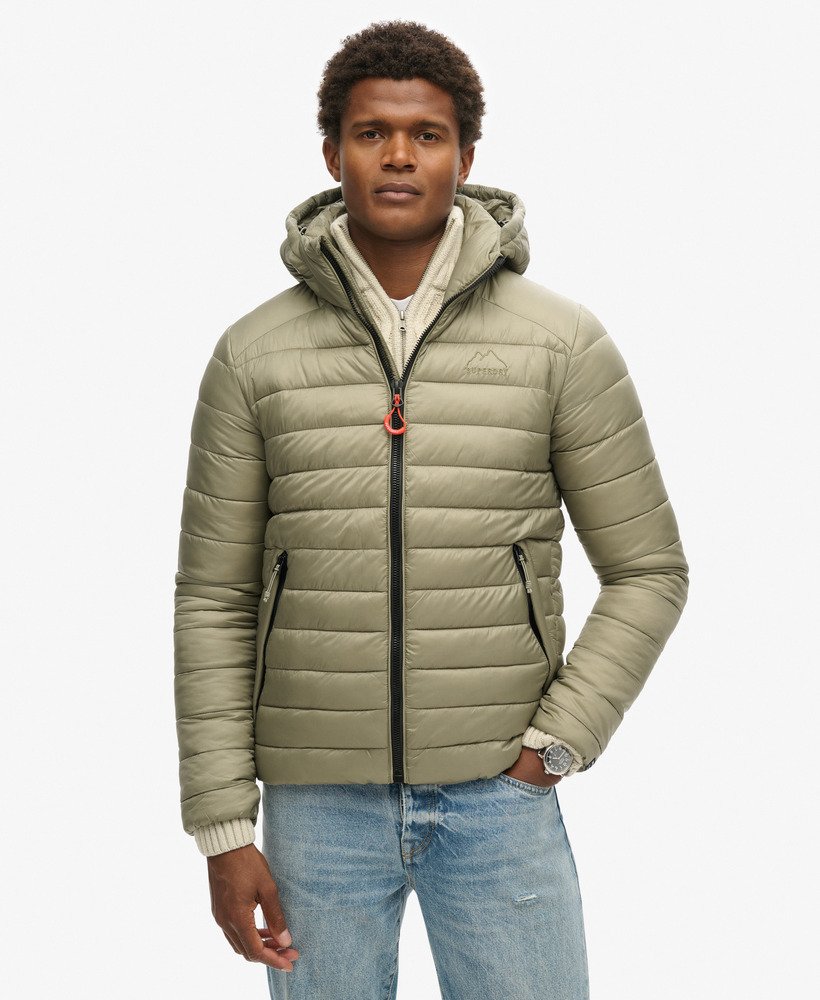 jaqueta acolchoada com capuz fuji sport na cor verde cáqui claro.