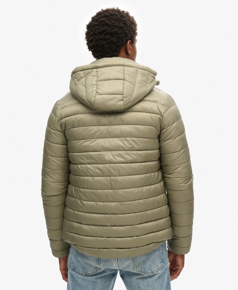 jaqueta acolchoada com capuz fuji sport na cor verde cáqui claro.