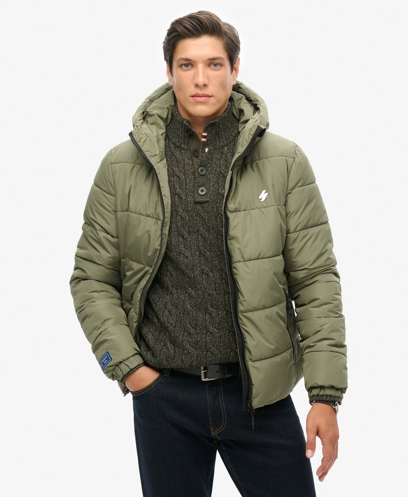 jaqueta esportiva puffer com capuz na cor verde-oliva acinzentado