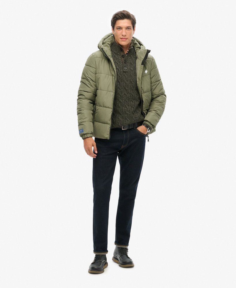 jaqueta esportiva puffer com capuz na cor verde-oliva acinzentado