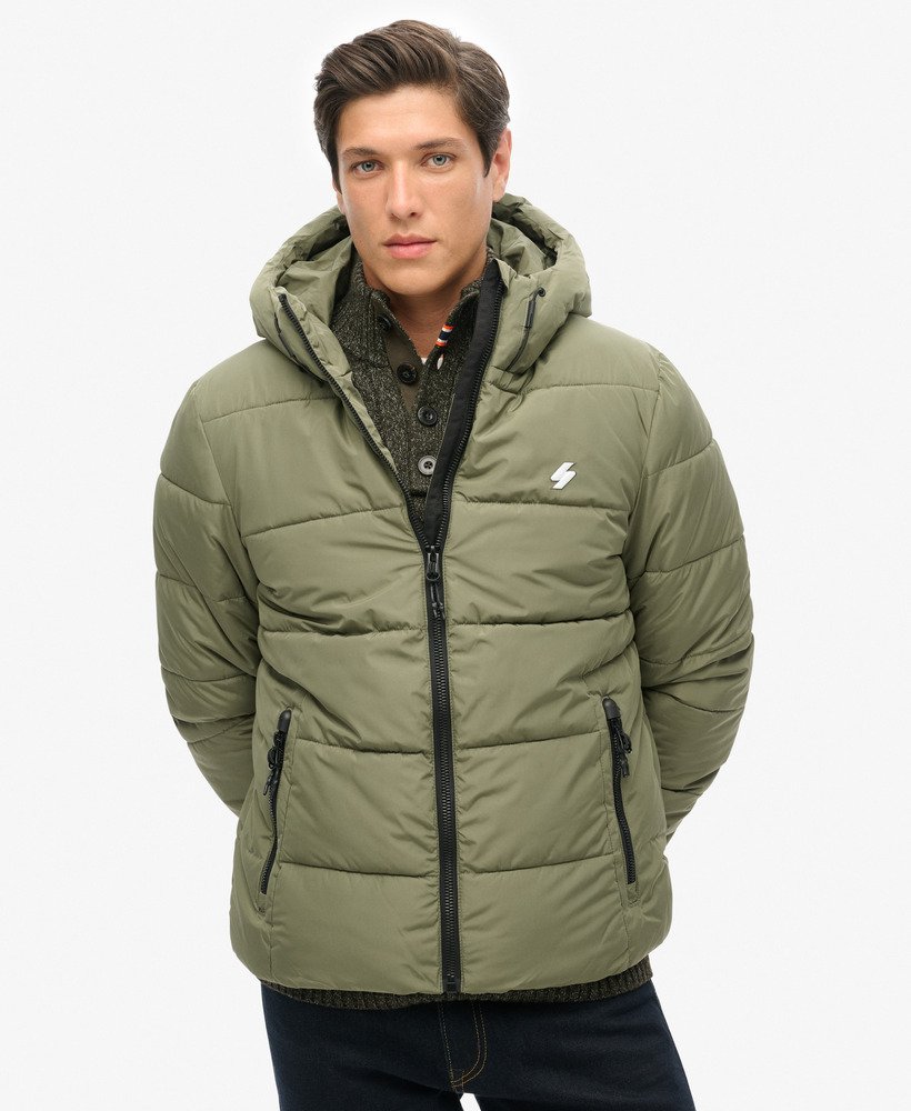 jaqueta esportiva puffer com capuz na cor verde-oliva acinzentado