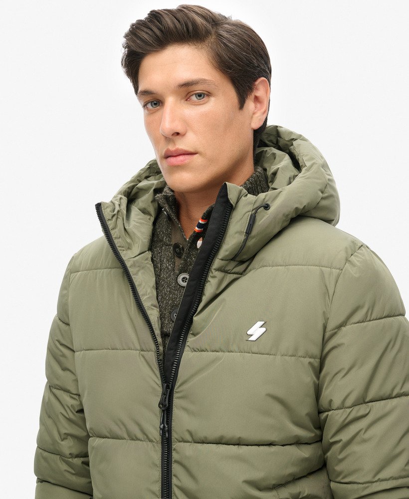 jaqueta esportiva puffer com capuz na cor verde-oliva acinzentado