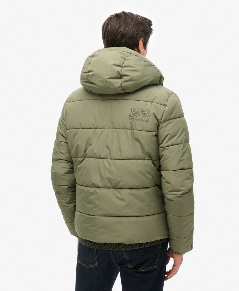 jaqueta esportiva puffer com capuz na cor verde-oliva acinzentado
