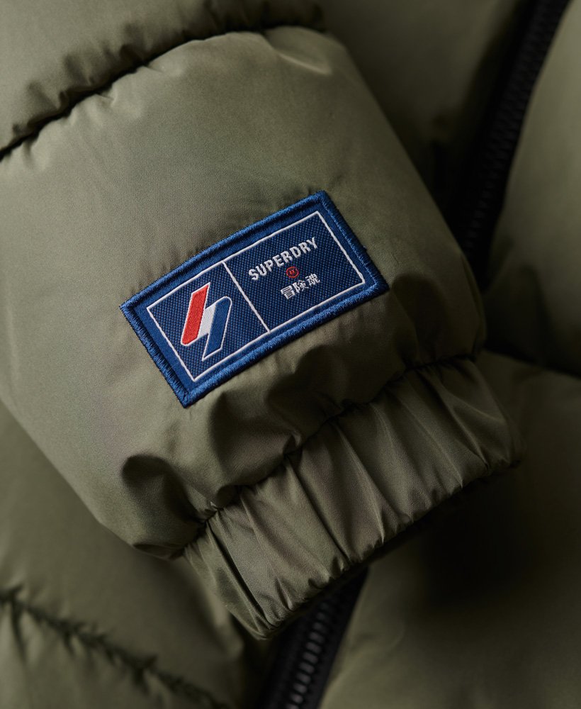jaqueta esportiva puffer com capuz na cor verde-oliva acinzentado