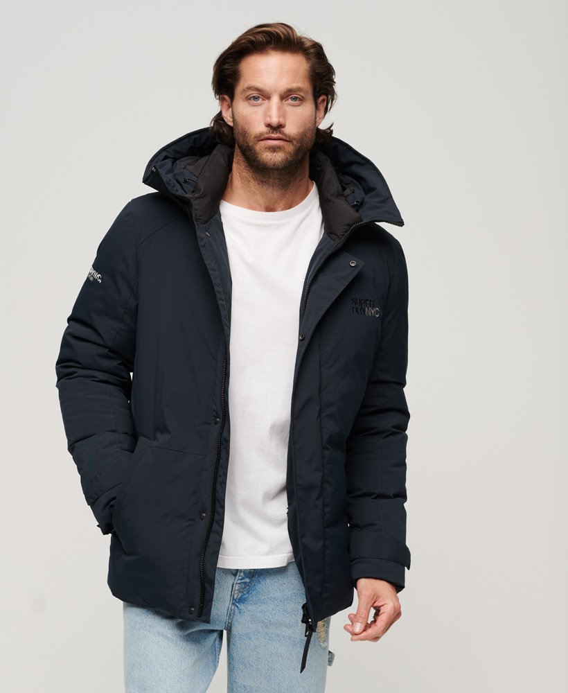 jaqueta parka acolchoada com capuz city na cor azul marinho eclipse.