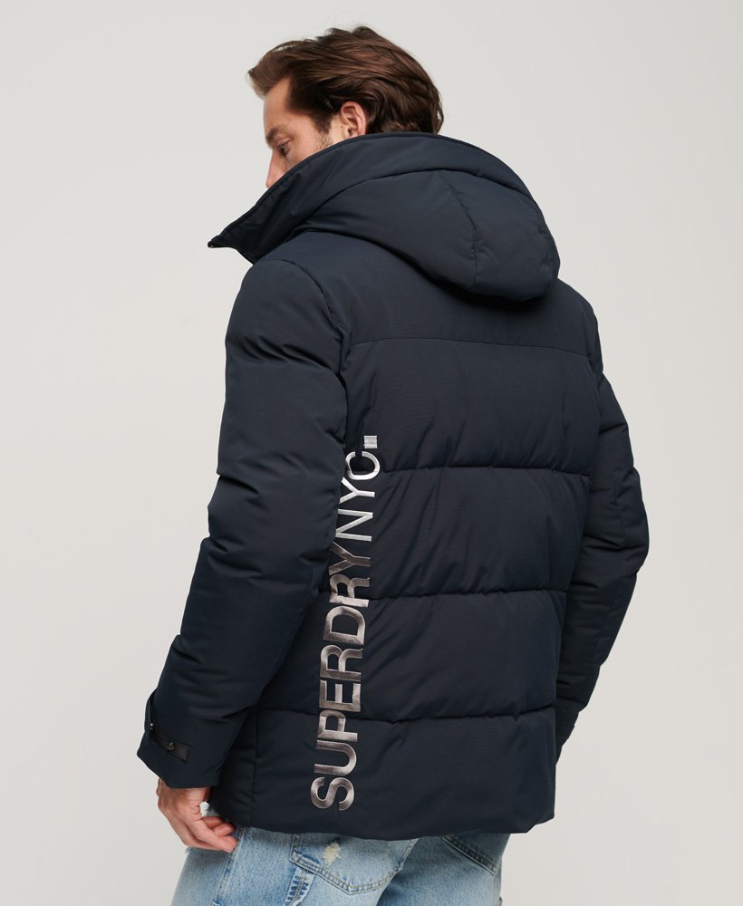 jaqueta parka acolchoada com capuz city na cor azul marinho eclipse.
