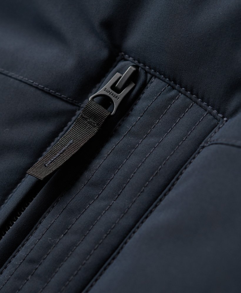 jaqueta parka acolchoada com capuz city na cor azul marinho eclipse.
