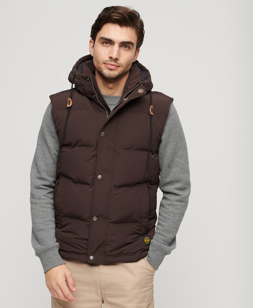 colete acolchoado com capuz everest na cor marrom escuro.