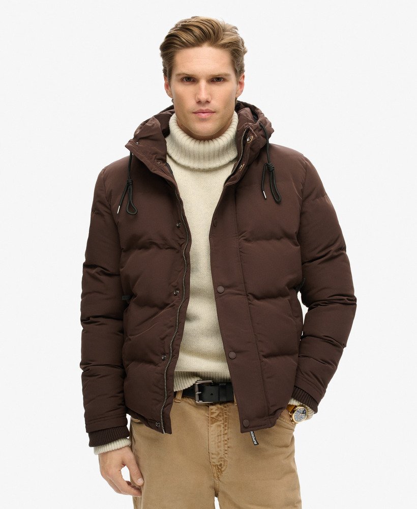 jaqueta puffer curta com capuz everest na cor marrom escuro.