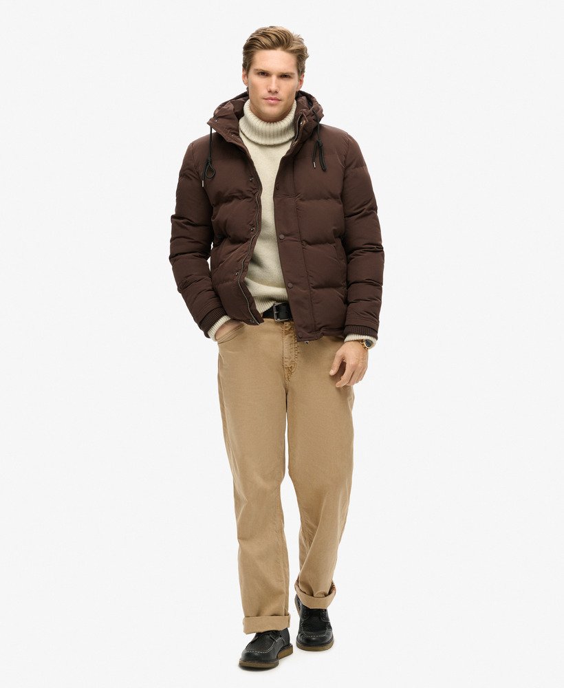 jaqueta puffer curta com capuz everest na cor marrom escuro.