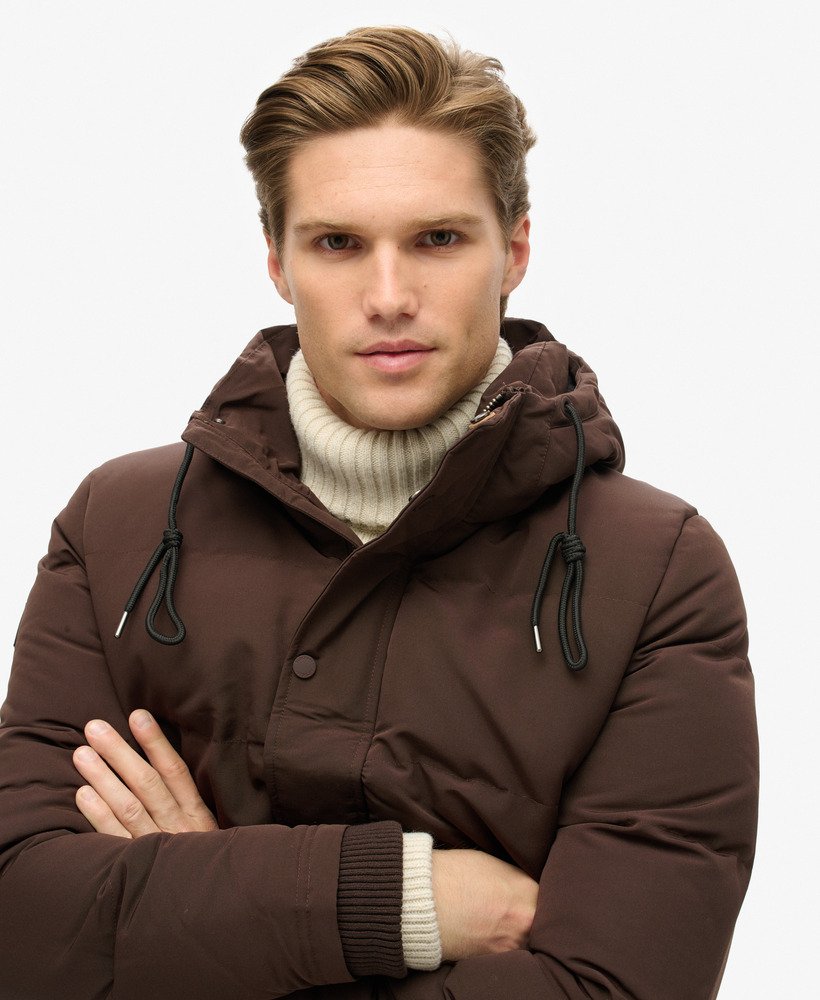 jaqueta puffer curta com capuz everest na cor marrom escuro.