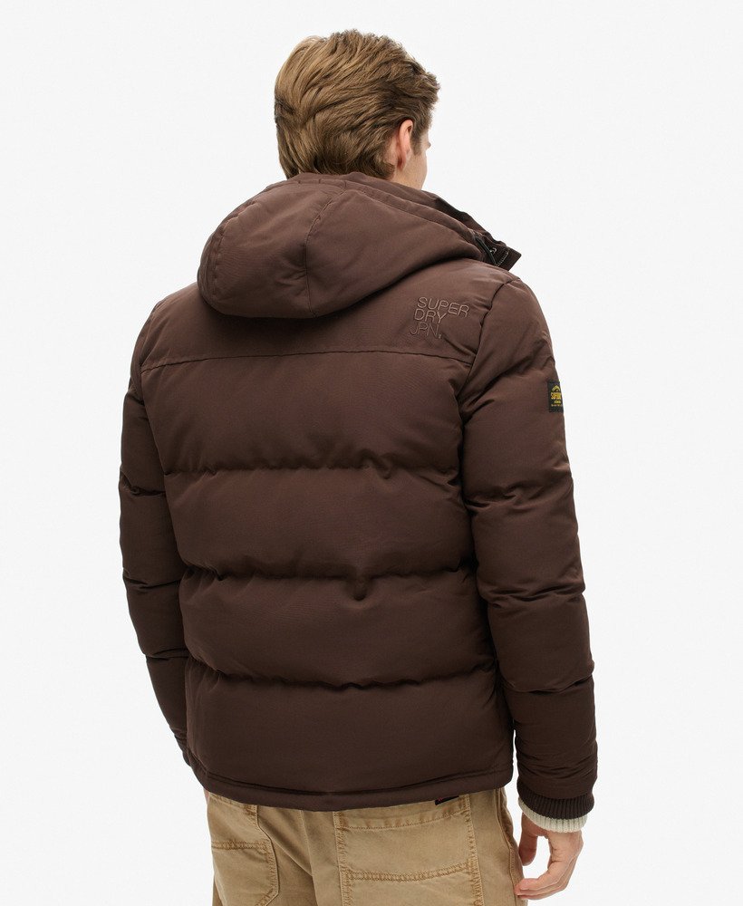 jaqueta puffer curta com capuz everest na cor marrom escuro.
