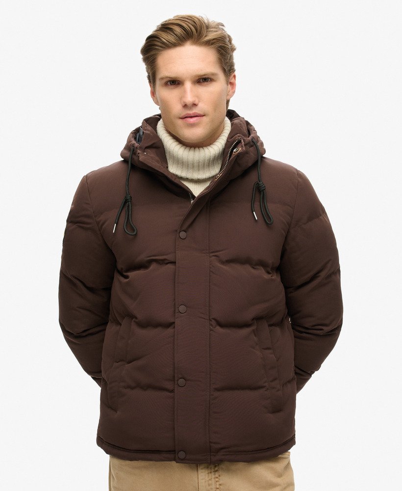 jaqueta puffer curta com capuz everest na cor marrom escuro.