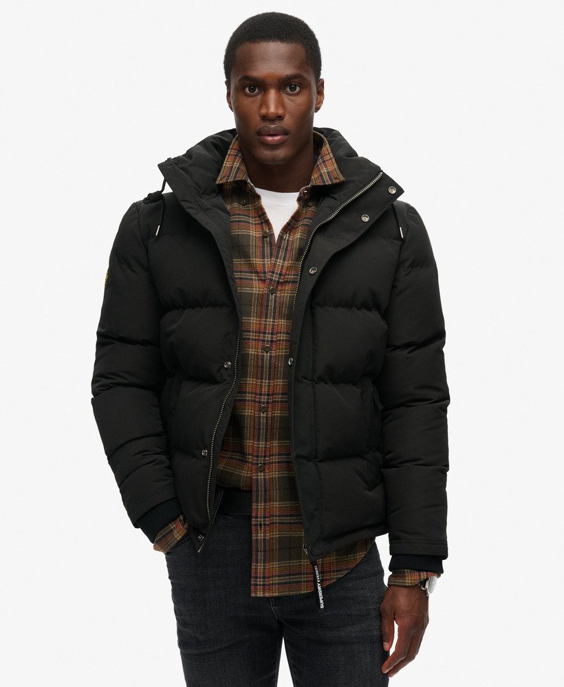 jaqueta puffer curta com capuz everest na cor preto jato