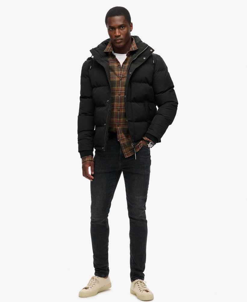 jaqueta puffer curta com capuz everest na cor preto jato