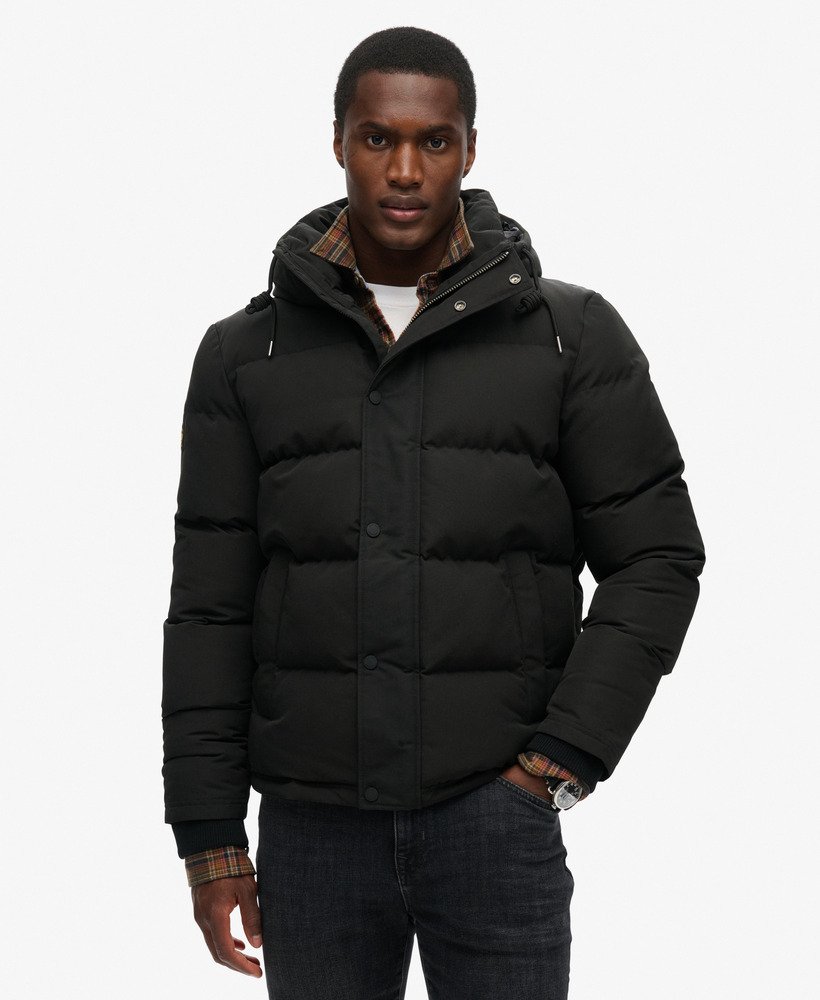 jaqueta puffer curta com capuz everest na cor preto jato
