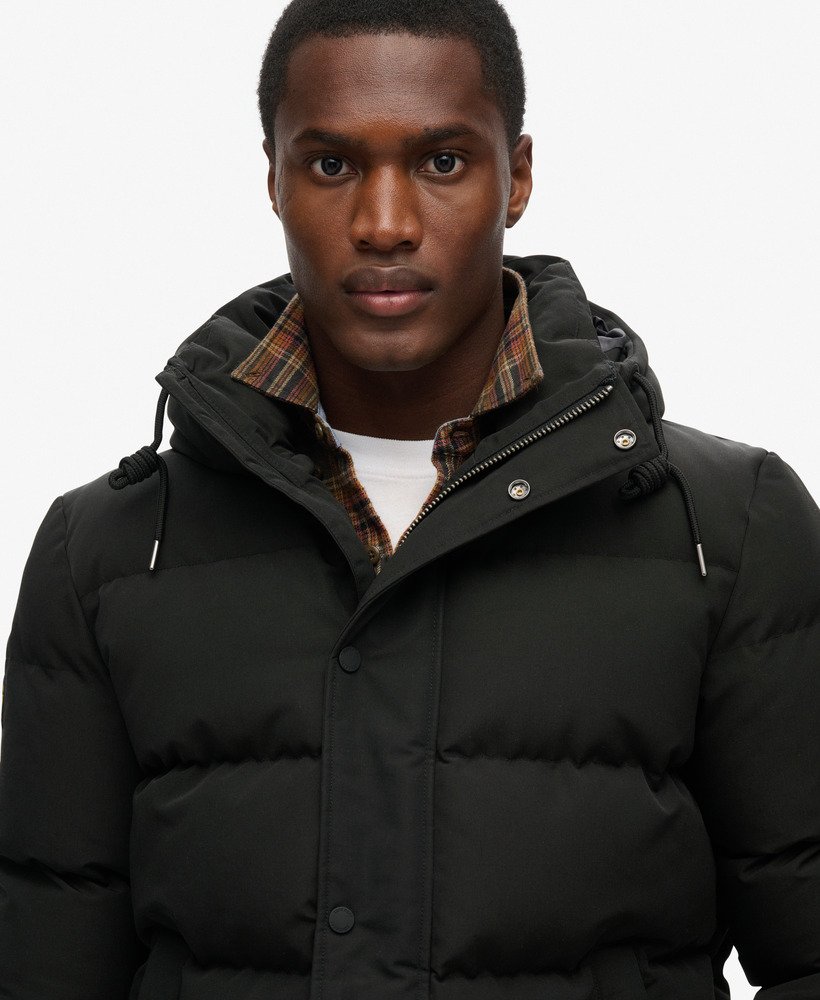 jaqueta puffer curta com capuz everest na cor preto jato