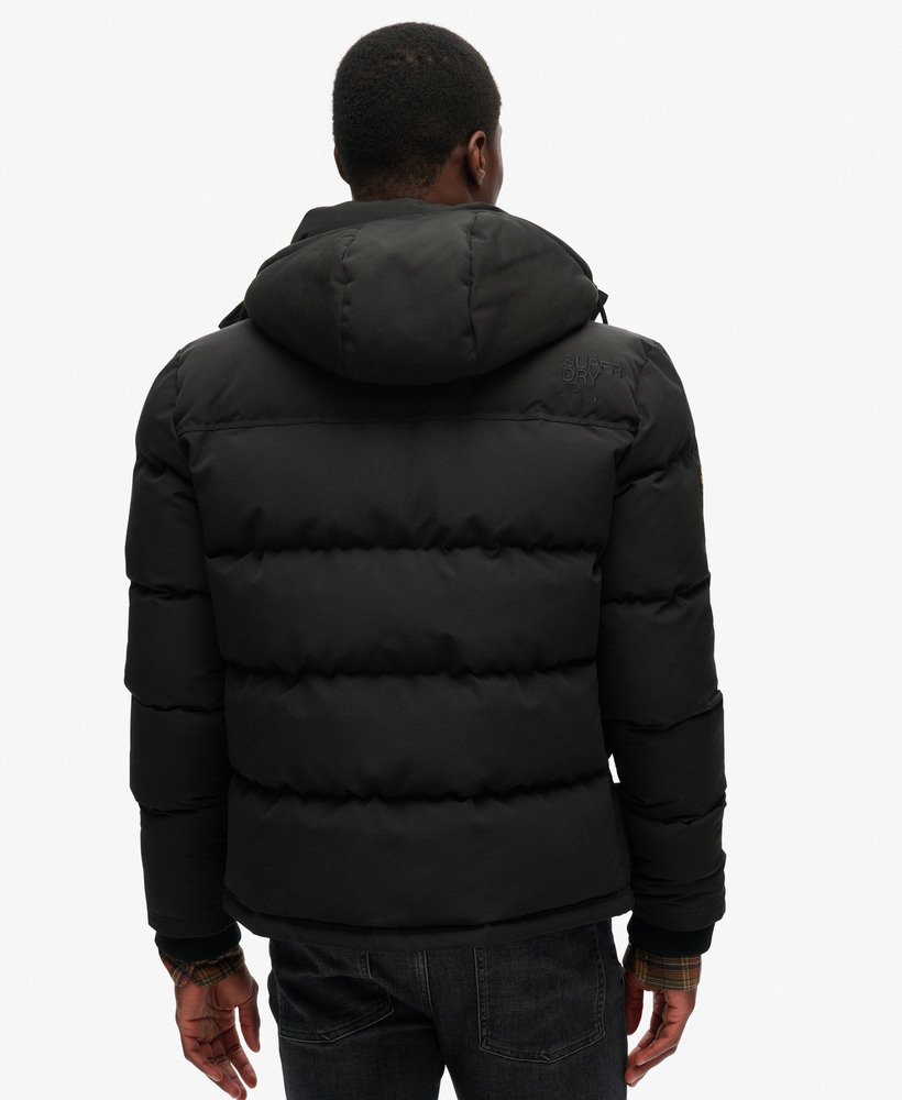 jaqueta puffer curta com capuz everest na cor preto jato